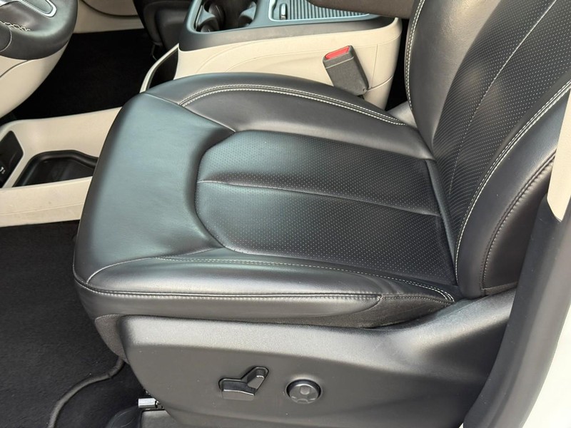 Chrysler Pacifica Vehicle Image 19