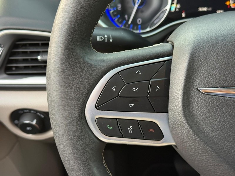 Chrysler Pacifica Vehicle Image 21