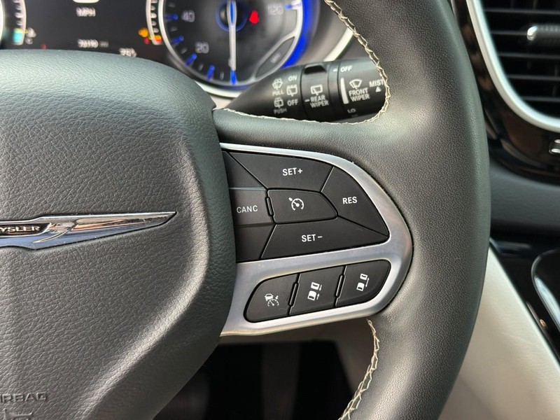 Chrysler Pacifica Vehicle Image 22