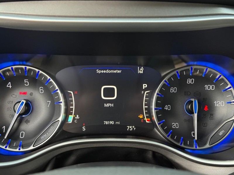 Chrysler Pacifica Vehicle Image 23