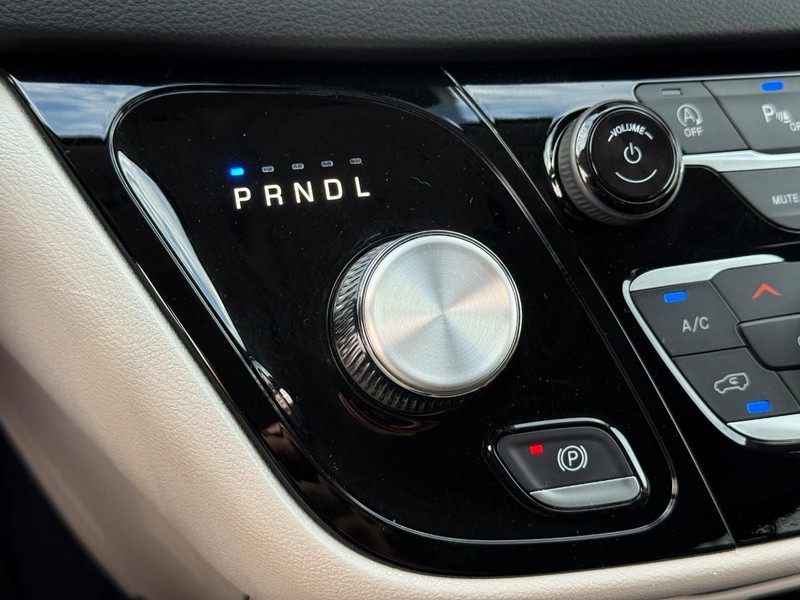 Chrysler Pacifica Vehicle Image 24