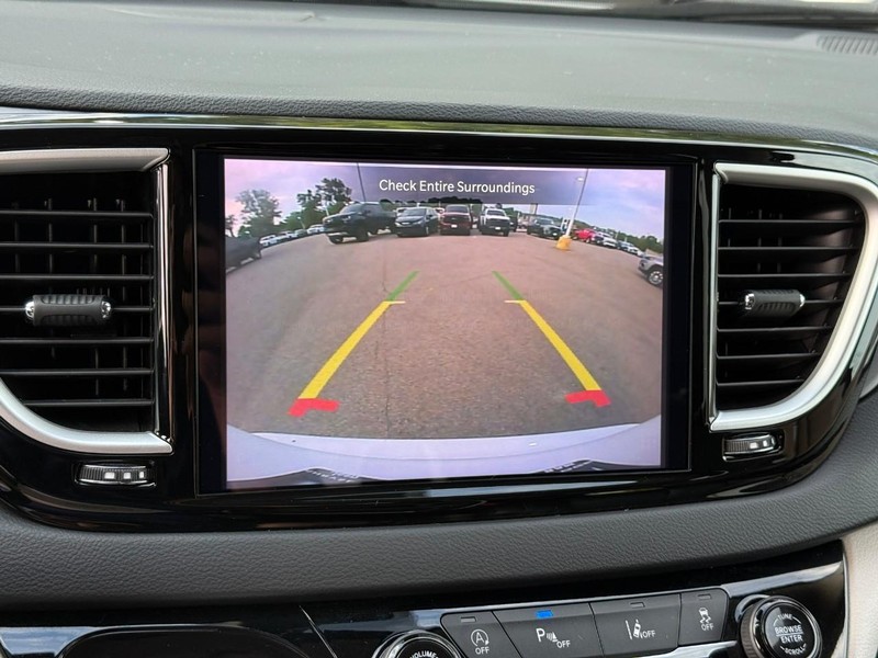 Chrysler Pacifica Vehicle Image 25