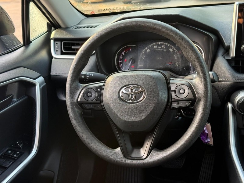 Toyota RAV4 Vehicle Image 16