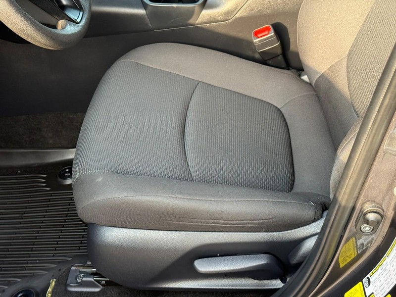 Toyota RAV4 Vehicle Image 21