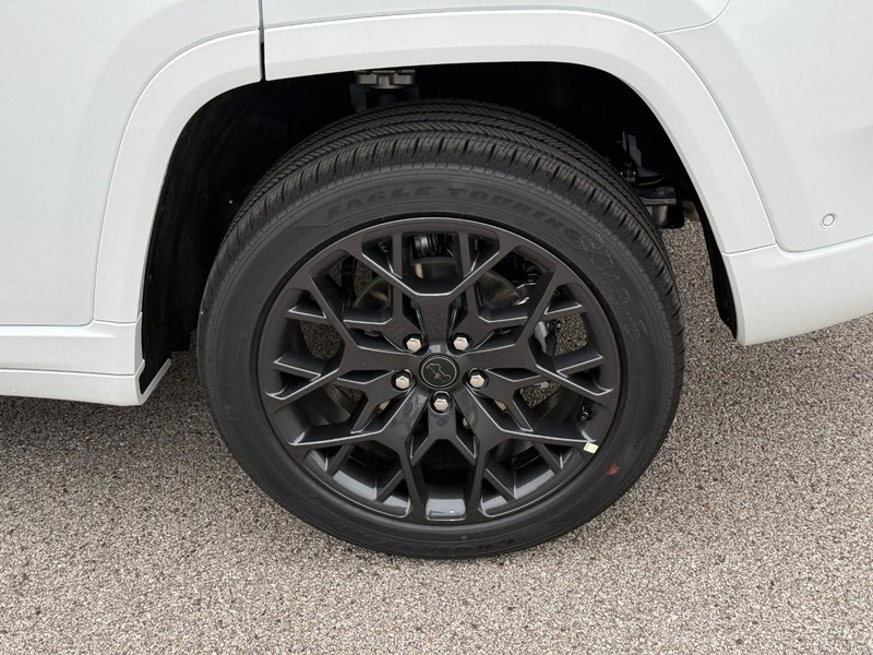 Jeep Grand Cherokee Vehicle Image 05