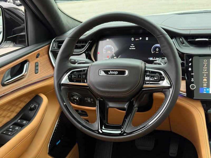 Jeep Grand Cherokee Vehicle Image 11