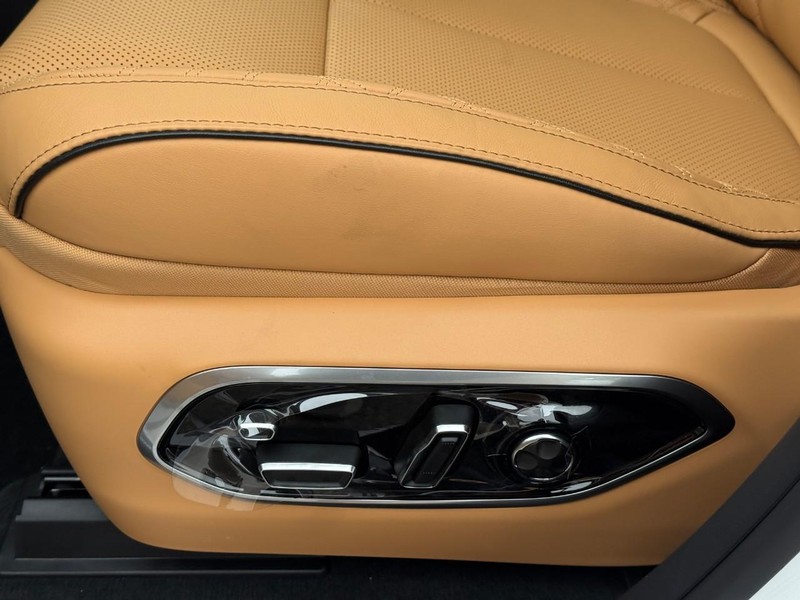 Jeep Grand Cherokee Vehicle Image 18
