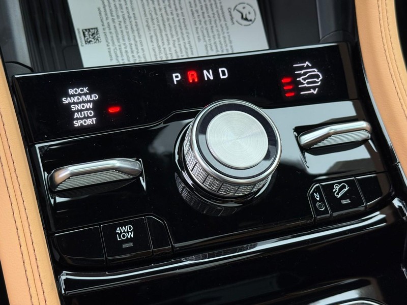 Jeep Grand Cherokee Vehicle Image 22