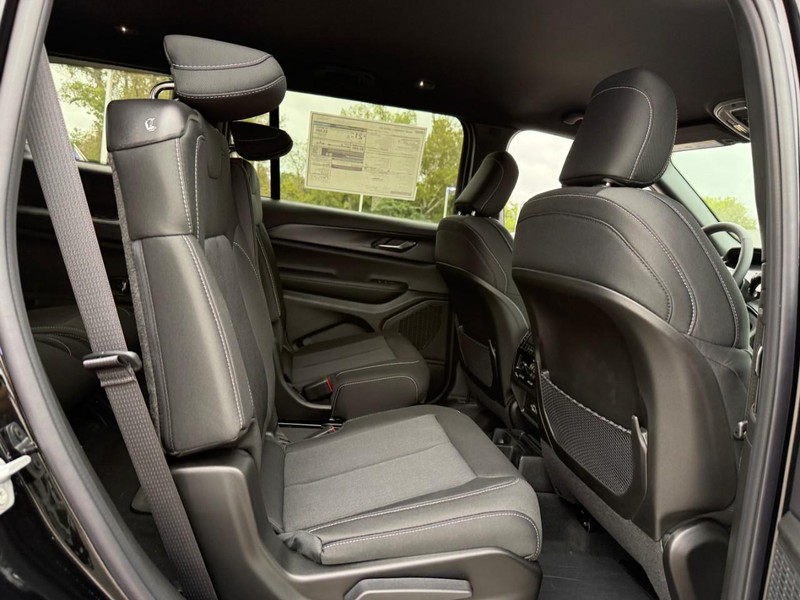 Jeep Grand Cherokee L Vehicle Image 08