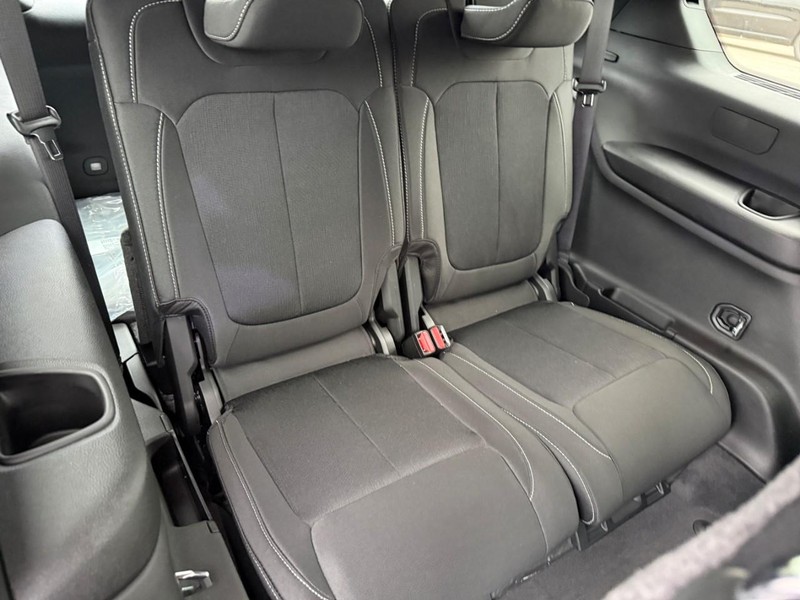 Jeep Grand Cherokee L Vehicle Image 09
