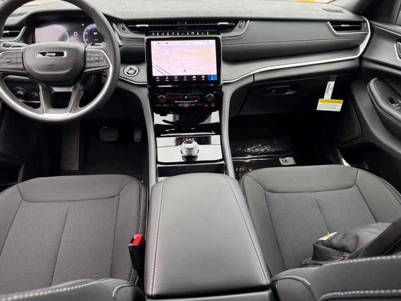 Jeep Grand Cherokee L Vehicle Image 11