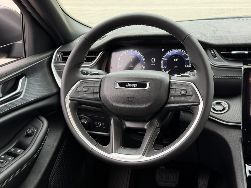 Jeep Grand Cherokee L Vehicle Image 12