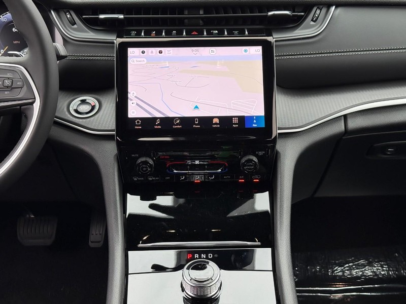 Jeep Grand Cherokee L Vehicle Image 14