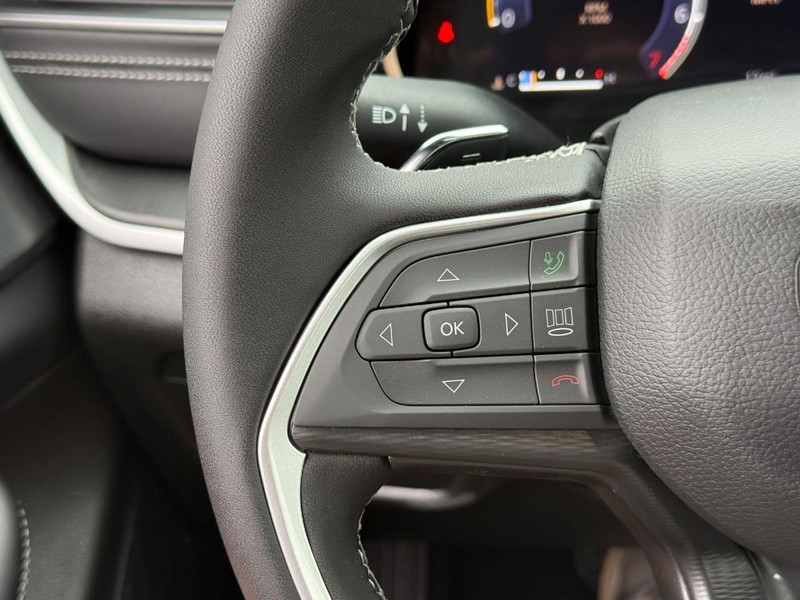 Jeep Grand Cherokee L Vehicle Image 19