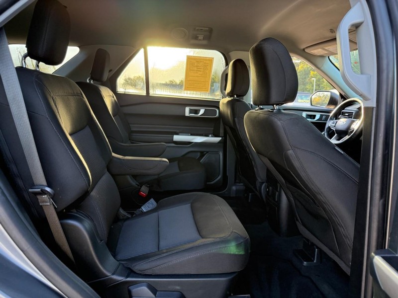 Ford Explorer Vehicle Image 14