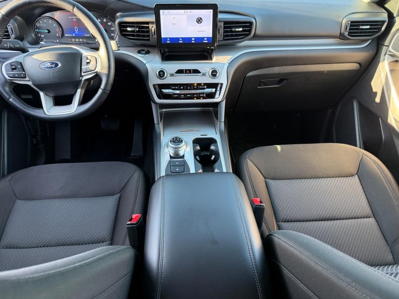 Ford Explorer Vehicle Image 16
