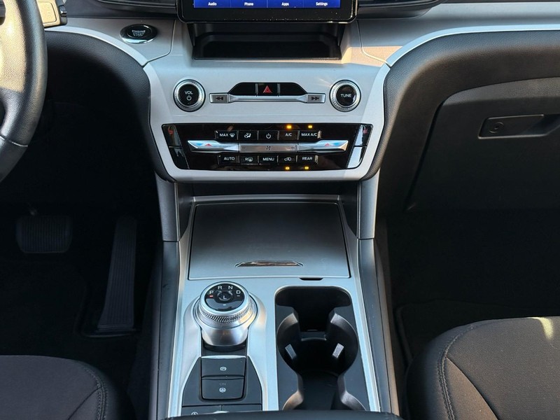 Ford Explorer Vehicle Image 19