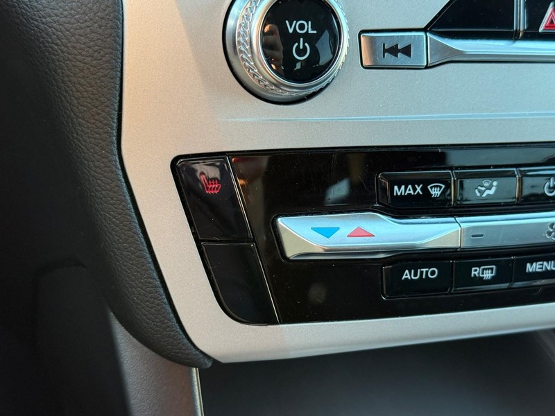 Ford Explorer Vehicle Image 24