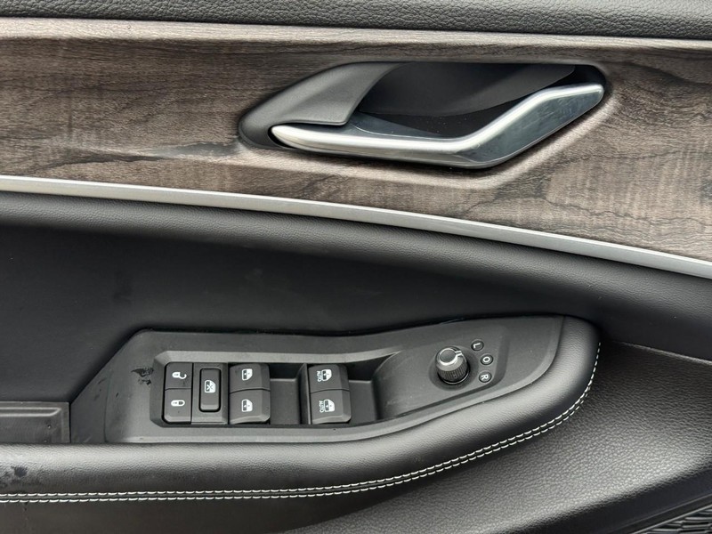 Jeep Grand Cherokee Vehicle Image 13