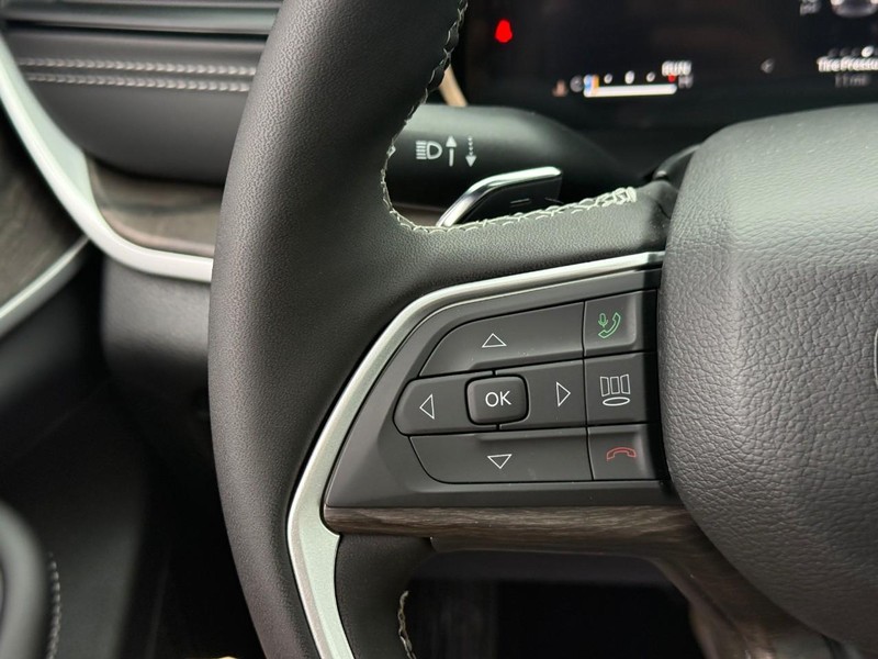 Jeep Grand Cherokee Vehicle Image 16