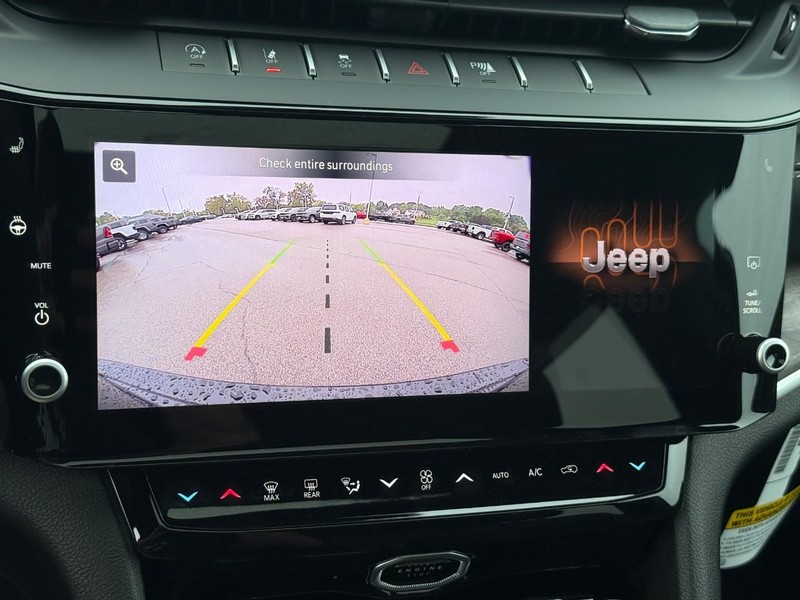 Jeep Grand Cherokee Vehicle Image 18