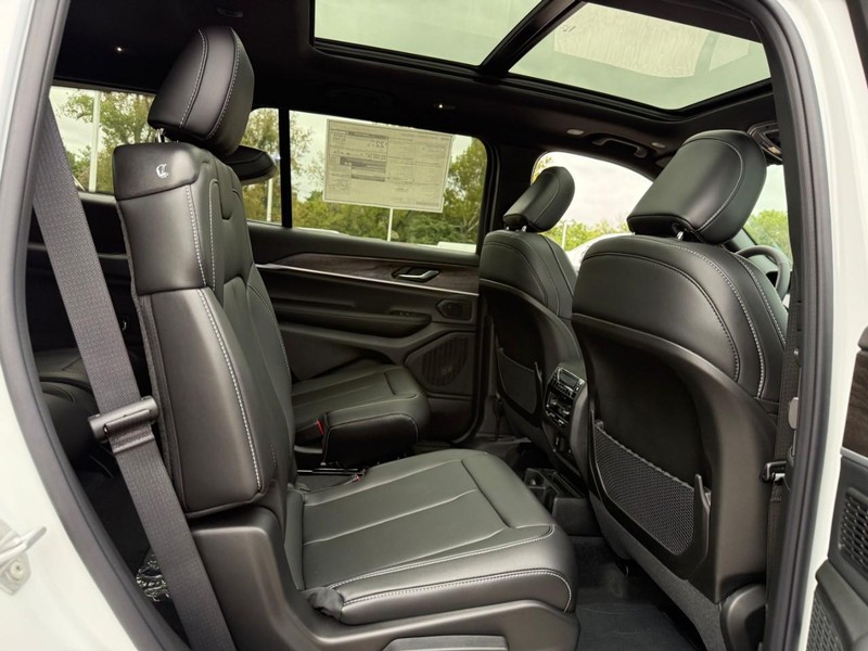 Jeep Grand Cherokee L Vehicle Image 08