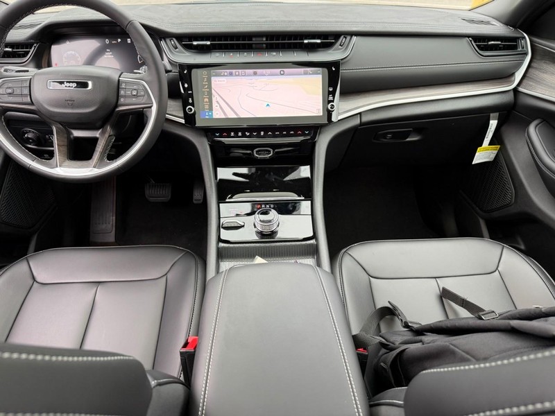 Jeep Grand Cherokee L Vehicle Image 11