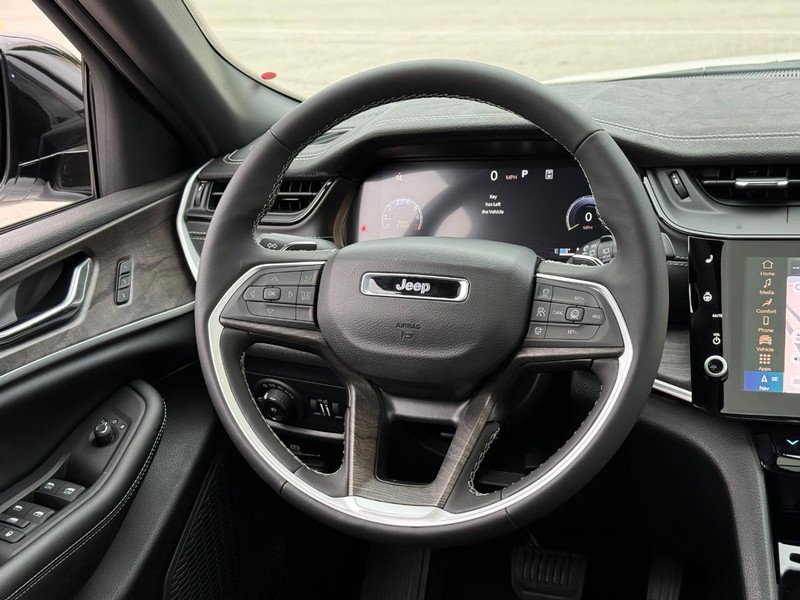 Jeep Grand Cherokee L Vehicle Image 12