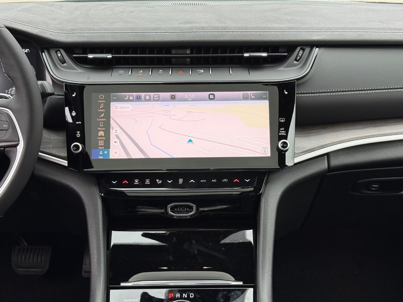 Jeep Grand Cherokee L Vehicle Image 14