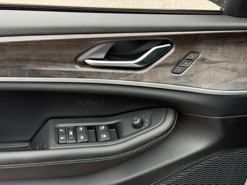 Jeep Grand Cherokee L Vehicle Image 16