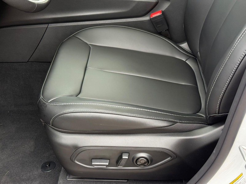Jeep Grand Cherokee L Vehicle Image 18
