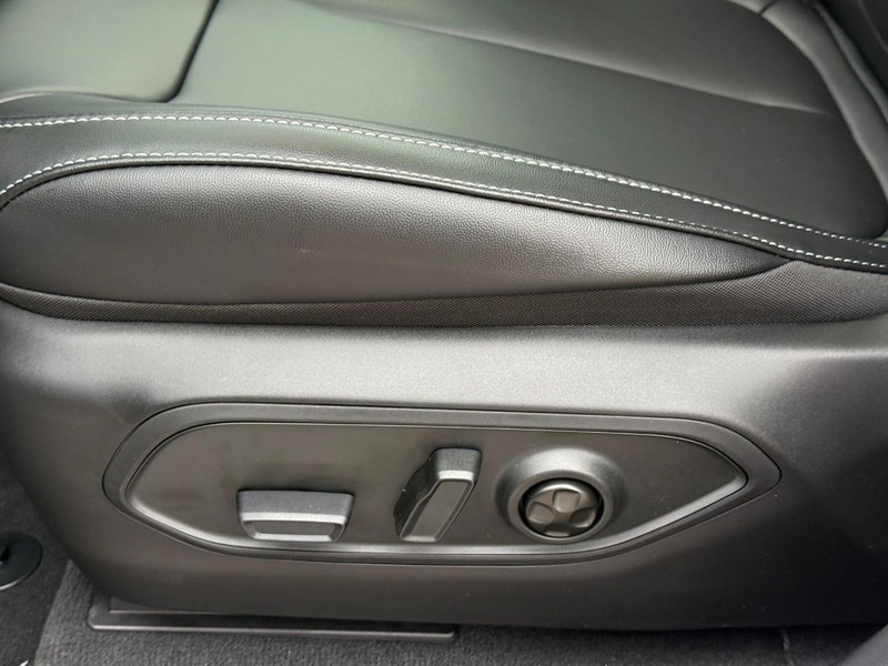Jeep Grand Cherokee L Vehicle Image 19