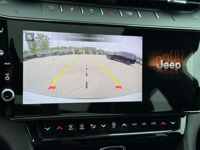 Jeep Grand Cherokee L Vehicle Image 24