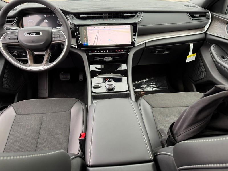 Jeep Grand Cherokee L Vehicle Image 09