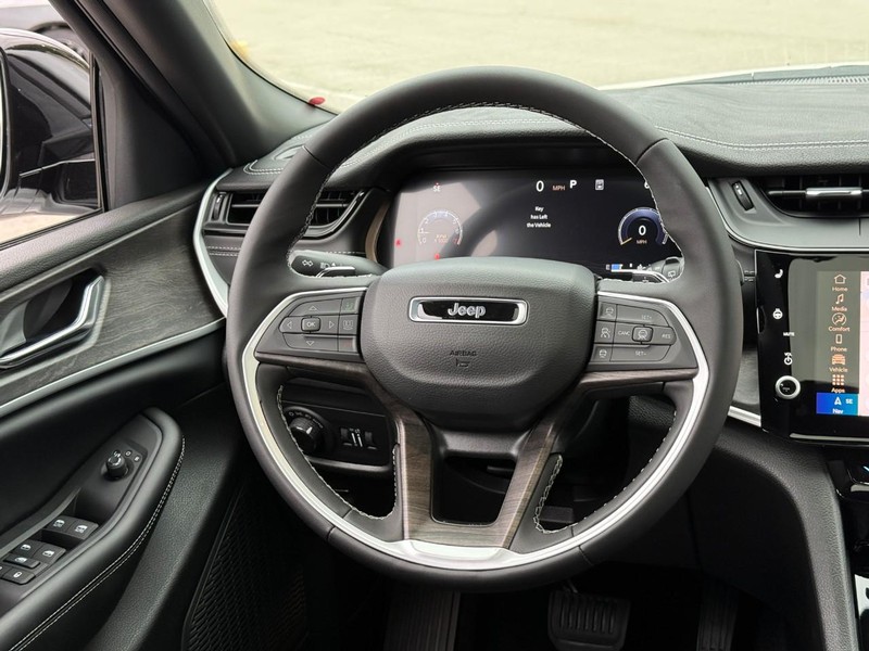 Jeep Grand Cherokee L Vehicle Image 11