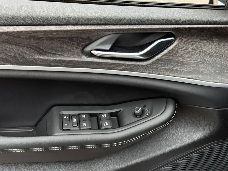 Jeep Grand Cherokee L Vehicle Image 15