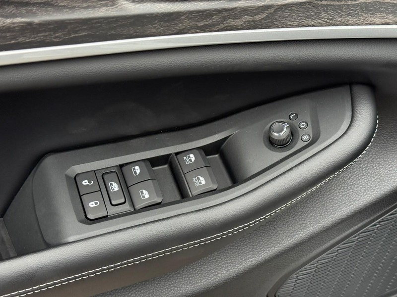 Jeep Grand Cherokee L Vehicle Image 16