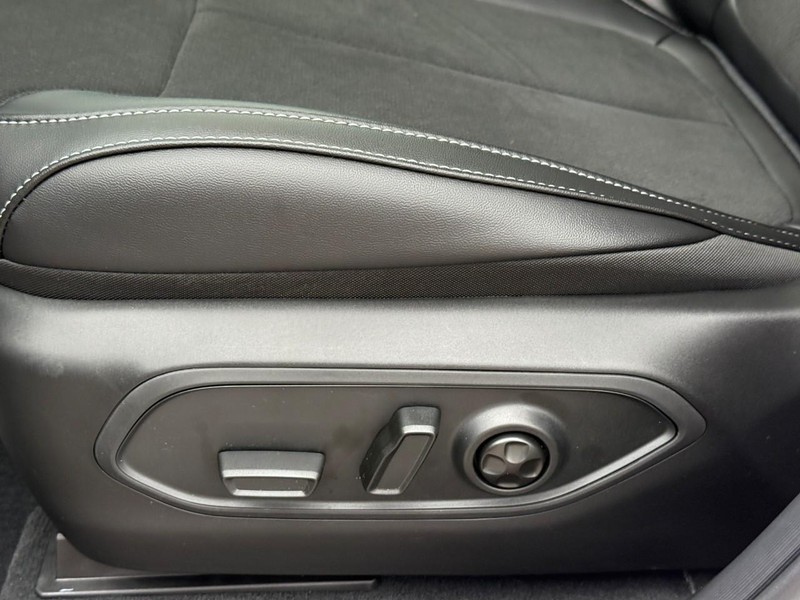 Jeep Grand Cherokee L Vehicle Image 18
