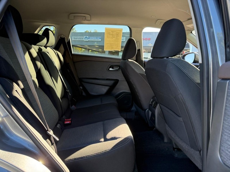 Nissan Rogue Vehicle Image 14