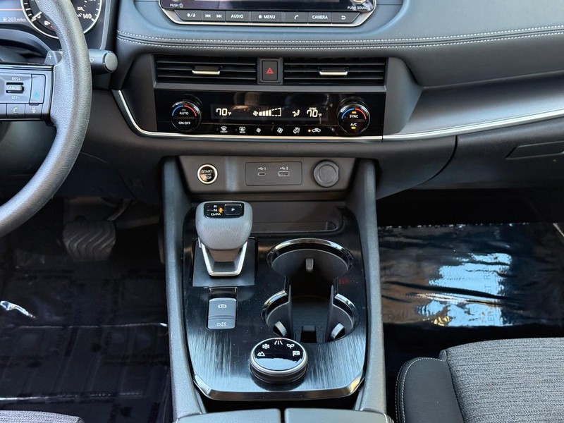 Nissan Rogue Vehicle Image 18