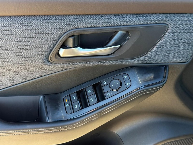 Nissan Rogue Vehicle Image 19