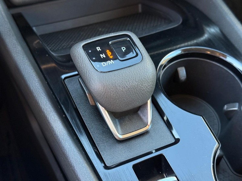 Nissan Rogue Vehicle Image 24