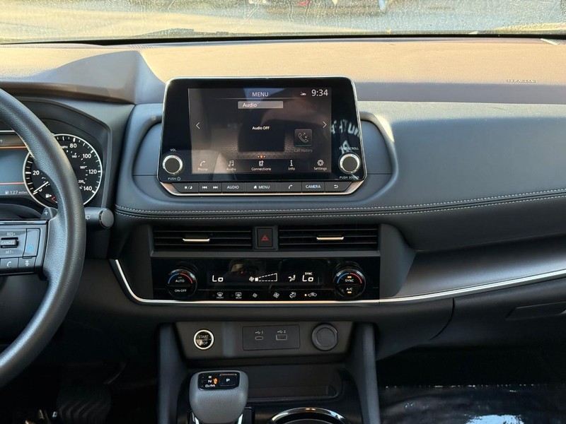 Nissan Rogue Vehicle Image 17