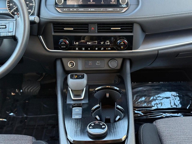 Nissan Rogue Vehicle Image 18