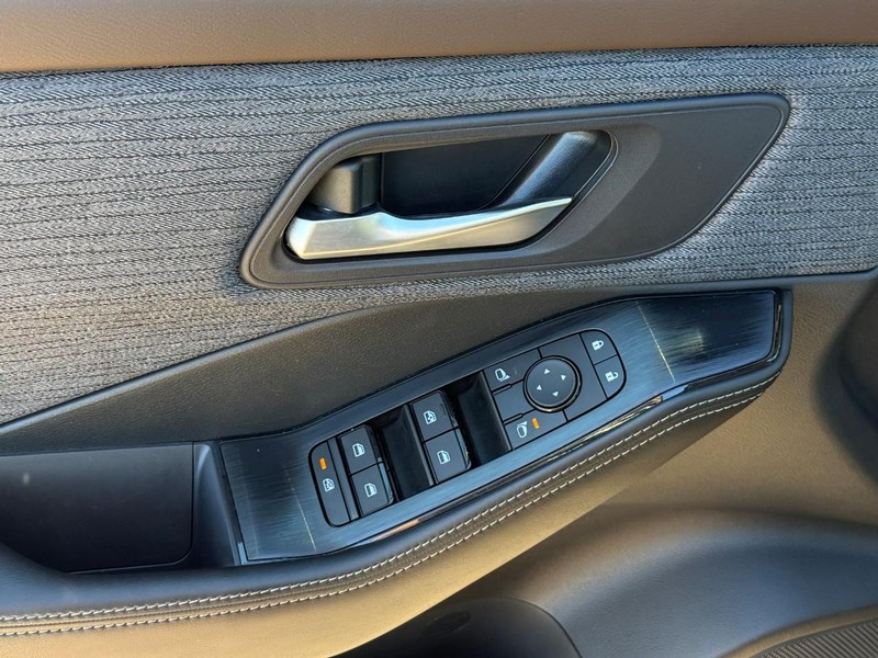 Nissan Rogue Vehicle Image 19