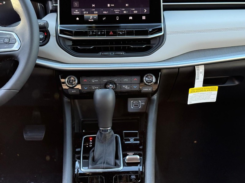 Jeep Compass Vehicle Image 13