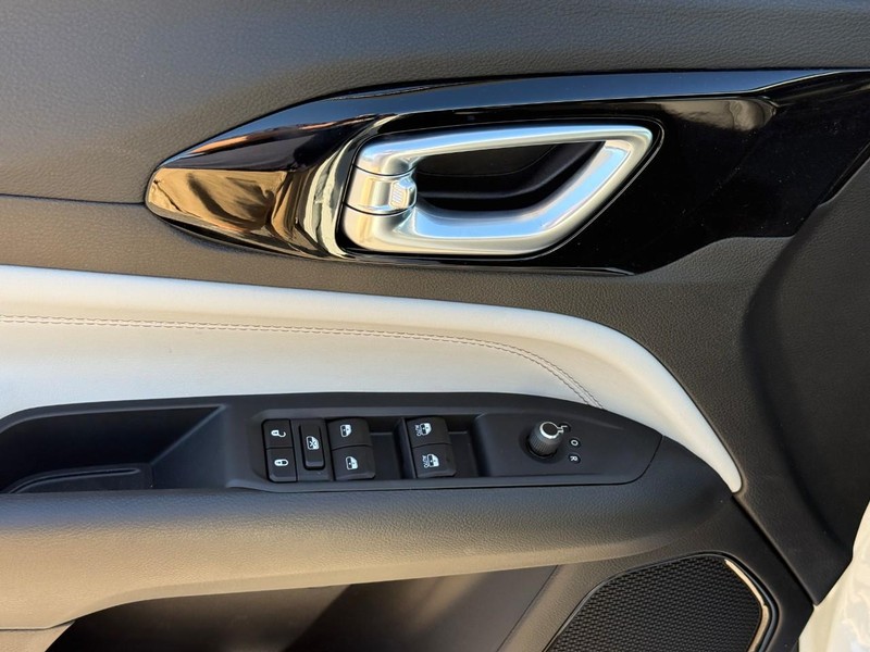 Jeep Compass Vehicle Image 15