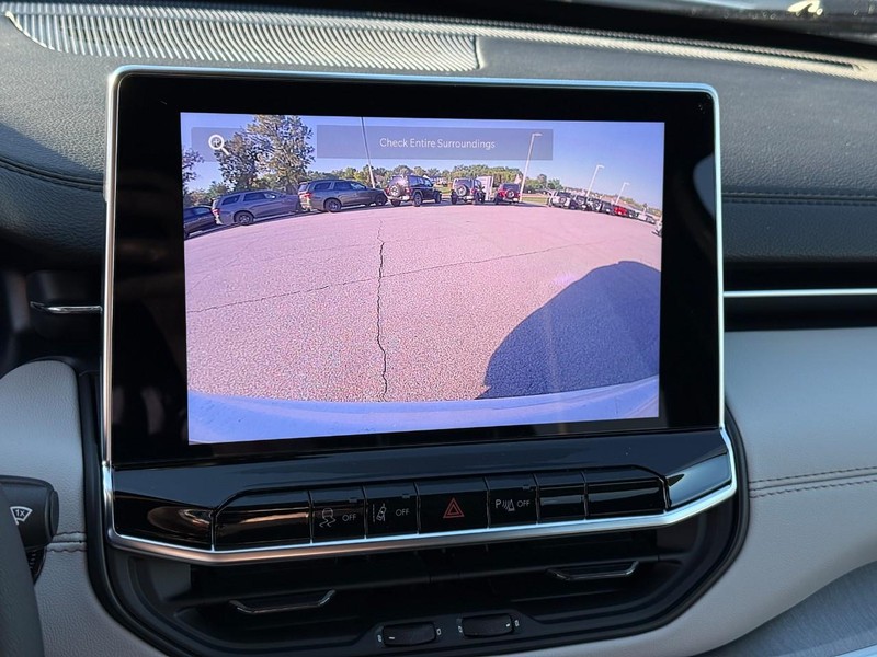Jeep Compass Vehicle Image 21