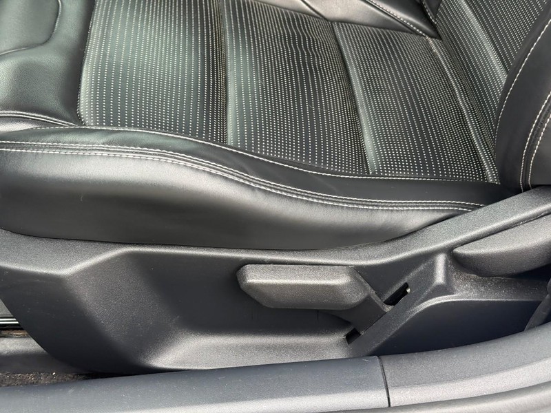 Ford Mustang Vehicle Image 16