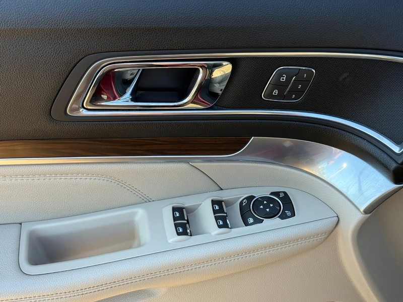 Ford Explorer Vehicle Image 21